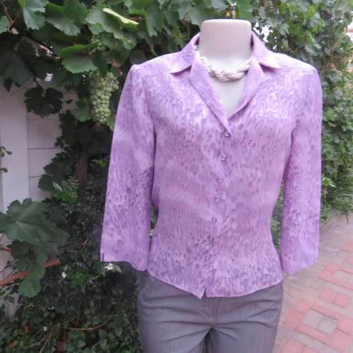 Smart KELSO top in lavender animal print. Bracelet length sleeves. Button down size 34/10. As new.
