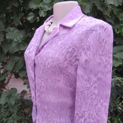 Smart KELSO top in lavender animal print. Bracelet length sleeves. Button down size 34/10. As new.