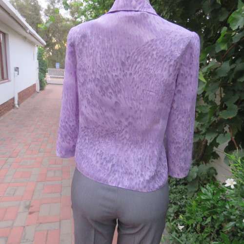 Smart KELSO top in lavender animal print. Bracelet length sleeves. Button down size 34/10. As new.