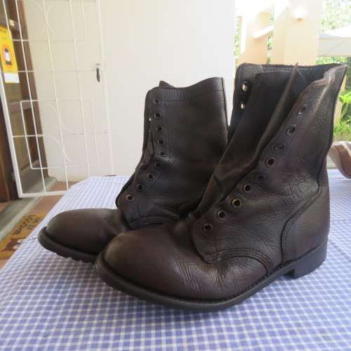 Pair of SADF army boots in brown genuine leather size 277/9.5 by DWS 2005. In very good condition.