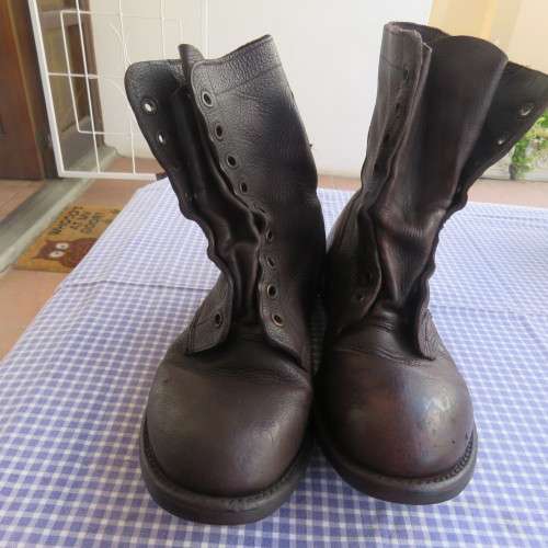 Pair of SADF army boots in brown genuine leather size 277/9.5 by DWS 2005. In very good condition.