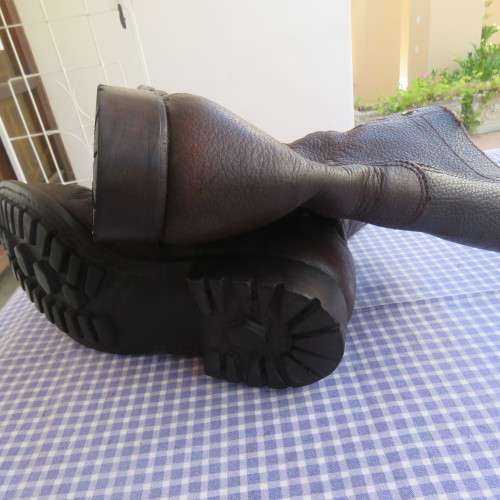 Pair of SADF army boots in brown genuine leather size 277/9.5 by DWS 2005. In very good condition.