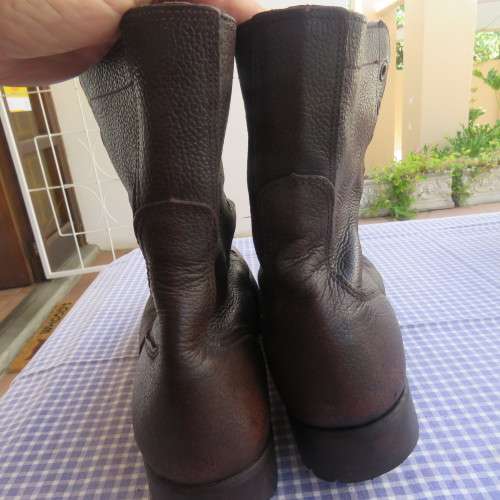 Pair of SADF army boots in brown genuine leather size 277/9.5 by DWS 2005. In very good condition.