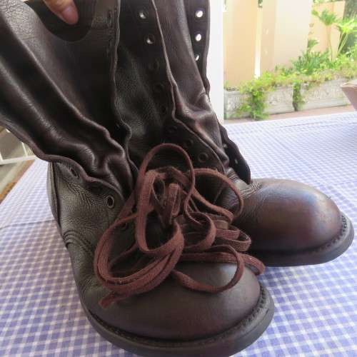 Pair of SADF army boots in brown genuine leather size 277/9.5 by DWS 2005. In very good condition.