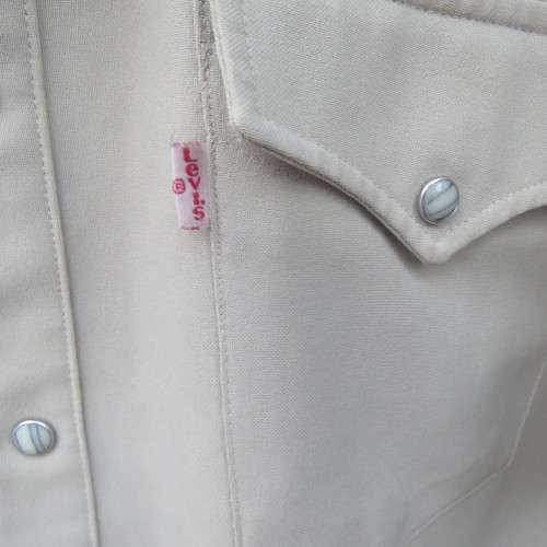 Men`s safari style short sleeve shirt by LEVI`s in beige size Medium. Chest 108 cm. New condition.