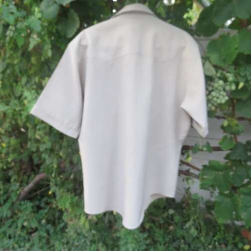 Men`s safari style short sleeve shirt by LEVI`s in beige size Medium. Chest 108 cm. New condition.