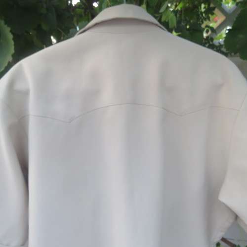 Men`s safari style short sleeve shirt by LEVI`s in beige size Medium. Chest 108 cm. New condition.