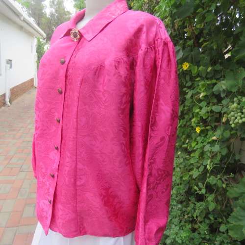 Beautiful silky floral + paisley pattern magenta pink long sleeve top from the late 80`s size 40/16.