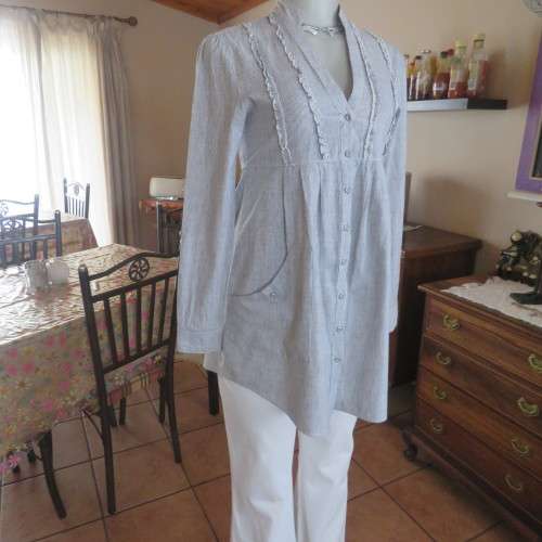 Chic long size 30/6 100% cotton top in empire style. Vertical tiny frills on top by LEGIT. As new.