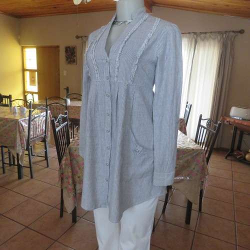 Chic long size 30/6 100% cotton top in empire style. Vertical tiny frills on top by LEGIT. As new.