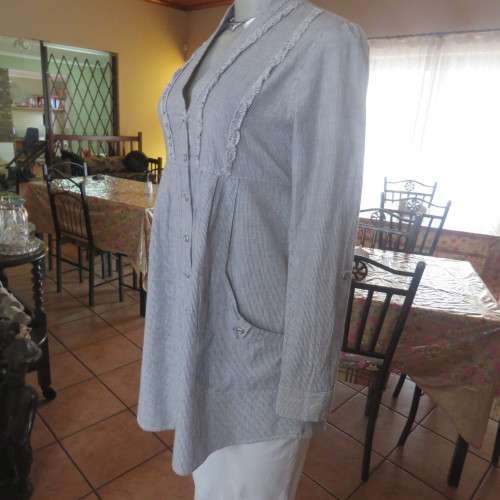 Chic long size 30/6 100% cotton top in empire style. Vertical tiny frills on top by LEGIT. As new.