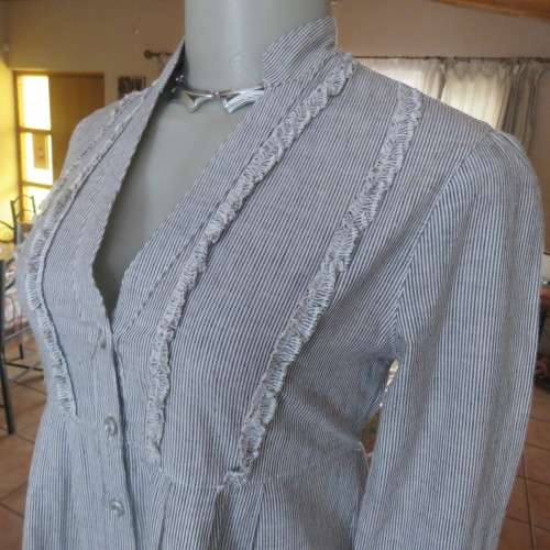 Chic long size 30/6 100% cotton top in empire style. Vertical tiny frills on top by LEGIT. As new.