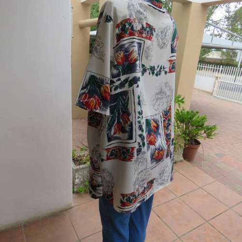 NOTICE ME short sleeve top with button down front. Size 48/24 by SOFT BLOUSE. In 100% polyester.