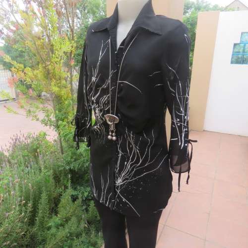 Beautiful black long tailored top with white graphic print by SENSATIONS in size 34/10. As new.