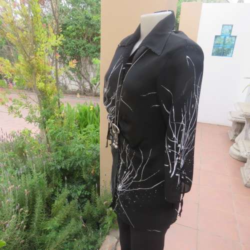 Beautiful black long tailored top with white graphic print by SENSATIONS in size 34/10. As new.