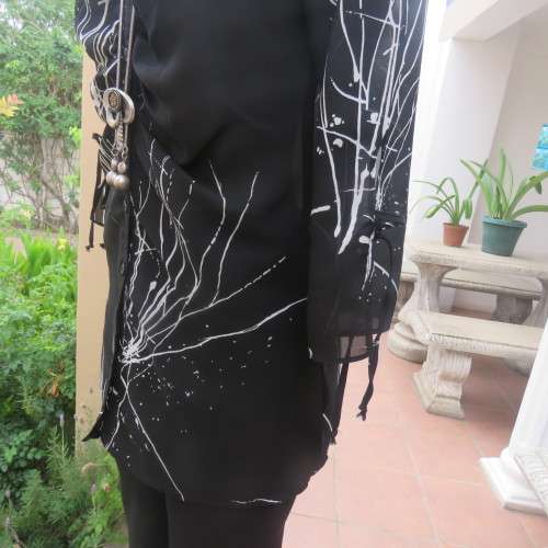 Beautiful black long tailored top with white graphic print by SENSATIONS in size 34/10. As new.