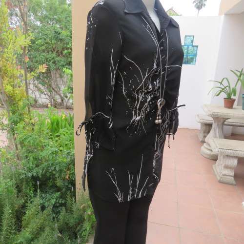 Beautiful black long tailored top with white graphic print by SENSATIONS in size 34/10. As new.
