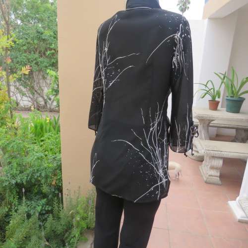 Beautiful black long tailored top with white graphic print by SENSATIONS in size 34/10. As new.