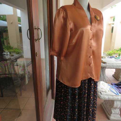 Stunning boutique made silky satin top in light brick. Size 38/14. Short sleeves. Smart wear! As new