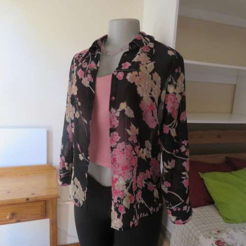 Fabulous black sheer polyester top with pink/cream posies.Size 32/8 by WOOLWORTHS.As new.