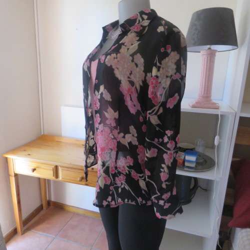 Fabulous black sheer polyester top with pink/cream posies.Size 32/8 by WOOLWORTHS.As new.