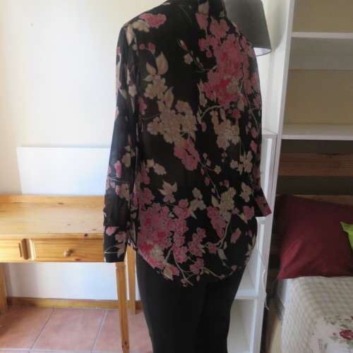 Fabulous black sheer polyester top with pink/cream posies.Size 32/8 by WOOLWORTHS.As new.