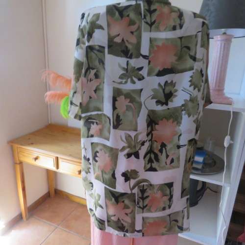 Pattern blocked cream top with green and peach flowers.Collarless with V. Size 42/18 by CHARLOTTE