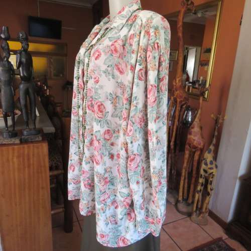 Silky boutique made pink/crimson floral long sleeve top on cream. Gathering on shoulders. Size 50/26
