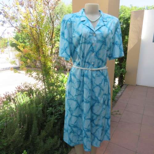 As new 80`s NUWELLE by Rosecraft vintage short sleeve dress in graphic jade blue colours.Size 46/22.