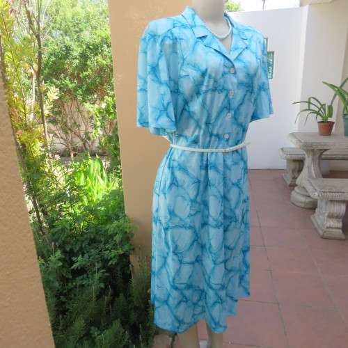 As new 80`s NUWELLE by Rosecraft vintage short sleeve dress in graphic jade blue colours.Size 46/22.