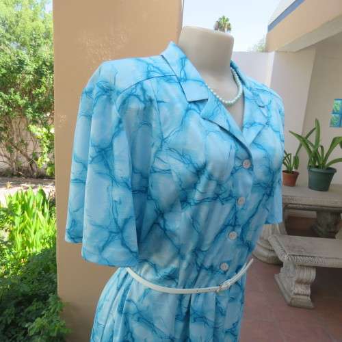 As new 80`s NUWELLE by Rosecraft vintage short sleeve dress in graphic jade blue colours.Size 46/22.