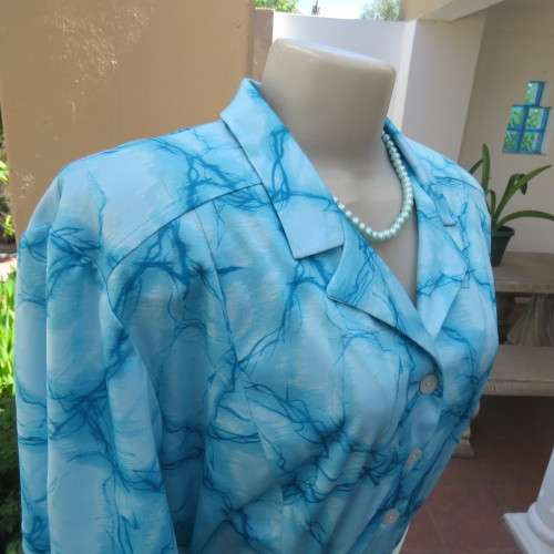 As new 80`s NUWELLE by Rosecraft vintage short sleeve dress in graphic jade blue colours.Size 46/22.