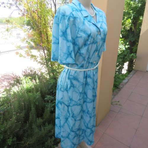 As new 80`s NUWELLE by Rosecraft vintage short sleeve dress in graphic jade blue colours.Size 46/22.