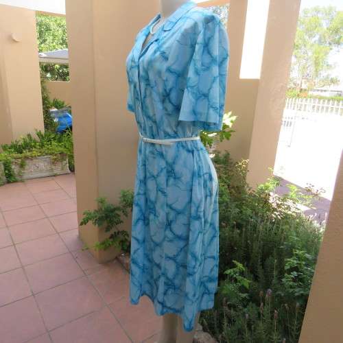 As new 80`s NUWELLE by Rosecraft vintage short sleeve dress in graphic jade blue colours.Size 46/22.