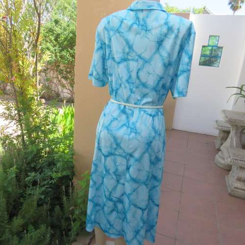 As new 80`s NUWELLE by Rosecraft vintage short sleeve dress in graphic jade blue colours.Size 46/22.