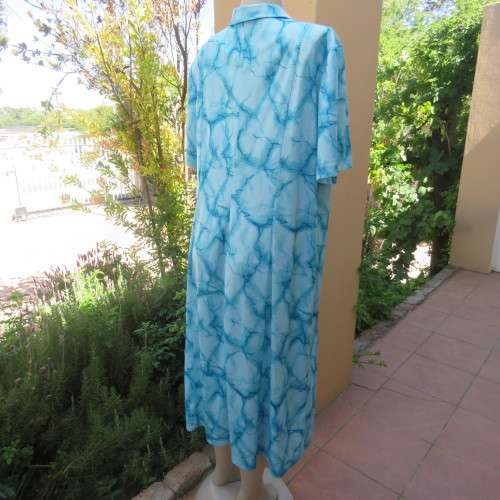 As new 80`s NUWELLE by Rosecraft vintage short sleeve dress in graphic jade blue colours.Size 46/22.