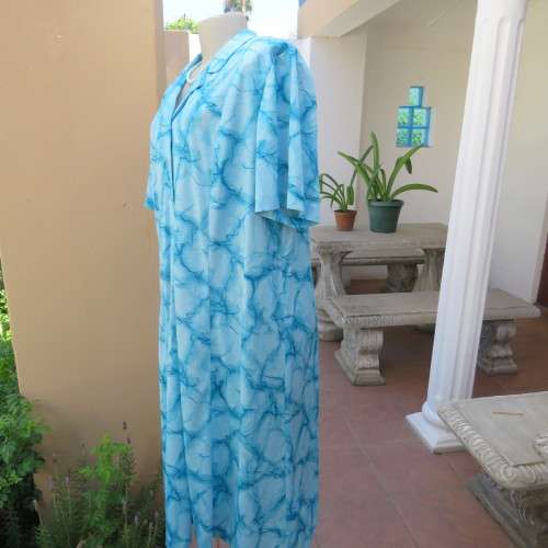 As new 80`s NUWELLE by Rosecraft vintage short sleeve dress in graphic jade blue colours.Size 46/22.