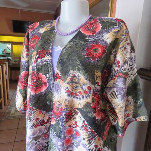Get noticed in this colourful long collarless top closing with press buttons.Owner made.Size 44/46