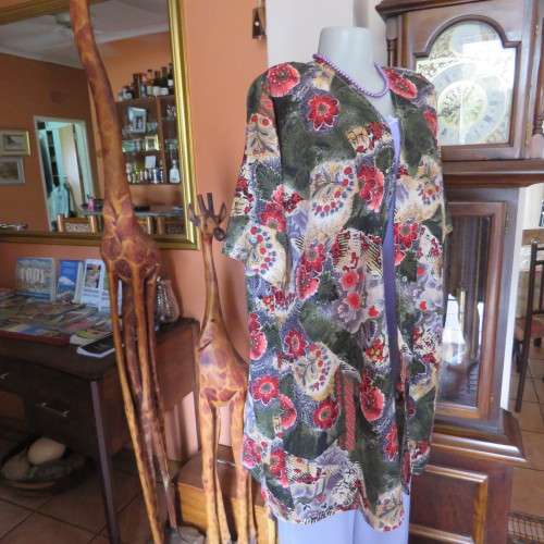 Get noticed in this colourful long collarless top closing with press buttons.Owner made.Size 44/46