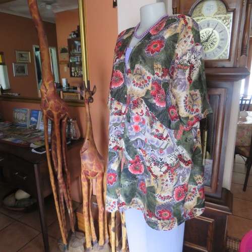 Get noticed in this colourful long collarless top closing with press buttons.Owner made.Size 44/46