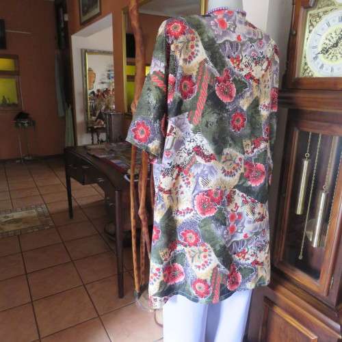 Get noticed in this colourful long collarless top closing with press buttons.Owner made.Size 44/46