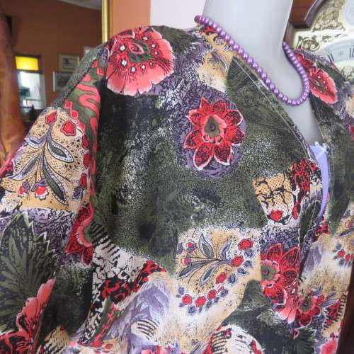 Get noticed in this colourful long collarless top closing with press buttons.Owner made.Size 44/46
