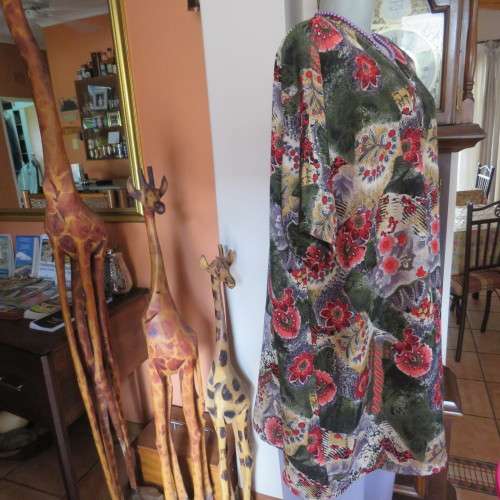 Get noticed in this colourful long collarless top closing with press buttons.Owner made.Size 44/46