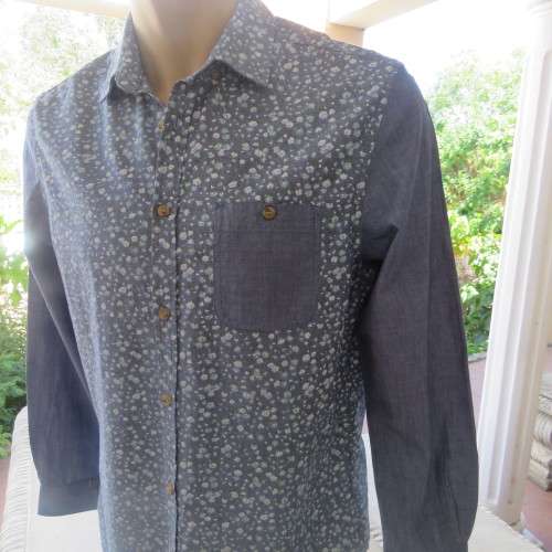 Handsome long sleeve men`s shirt in blues by COTTON ON in size Medium...102cm chest. As new