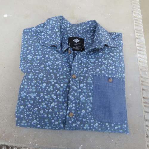 Handsome long sleeve men`s shirt in blues by COTTON ON in size Medium...102cm chest. As new