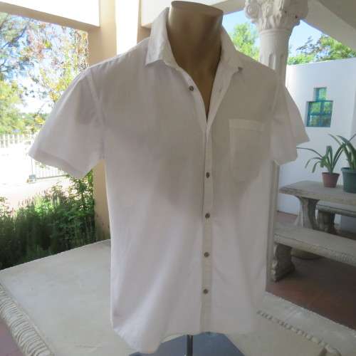 High quality DAVID JONES white men`s short sleeve shirt in pure cotton. Size Small....Chest 100cm