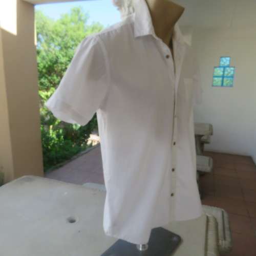 High quality DAVID JONES white men`s short sleeve shirt in pure cotton. Size Small....Chest 100cm