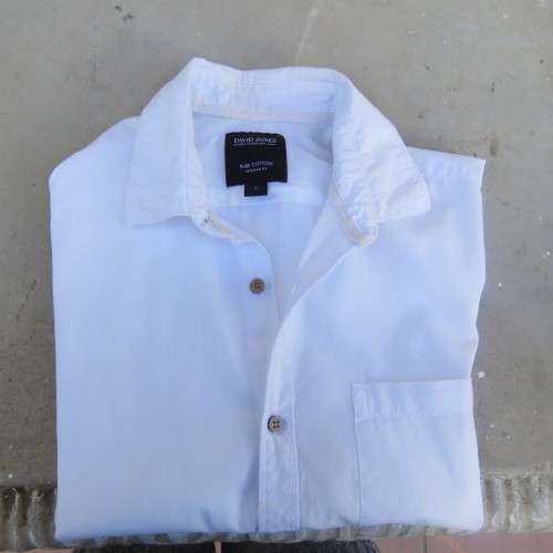 High quality DAVID JONES white men`s short sleeve shirt in pure cotton. Size Small....Chest 100cm