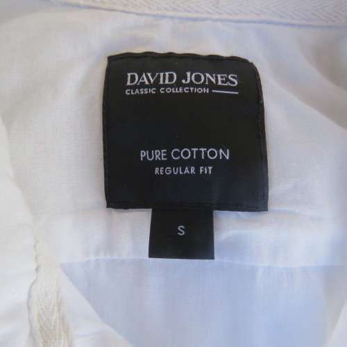 High quality DAVID JONES white men`s short sleeve shirt in pure cotton. Size Small....Chest 100cm