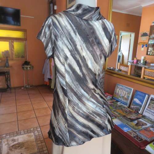 Glamour capped sleeve top with diagonal stripes in black,beige and brown with gold thread.Size 36/12